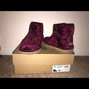 Mini Velvet UGG - Burgundy.